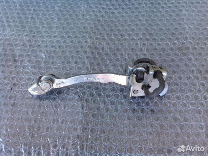 Опель Астра G -ограничитель передней двери