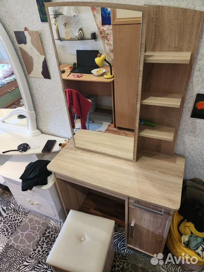 Туалетный столик с зеркалом и пуфиком