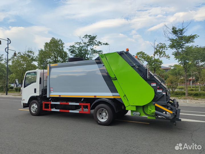 Мусоровоз на базе Isuzi NQR90 с задней загрузкой