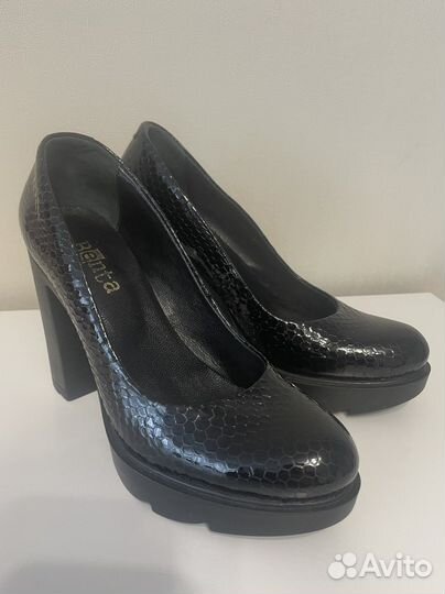 Две пары кожаных туфель