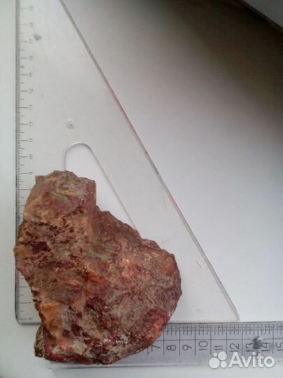 Яшма красная необработанная