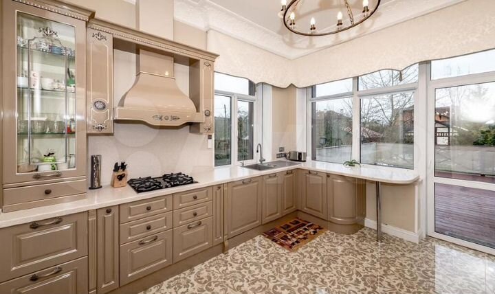 Дом 544 м² на участке 18 сот.