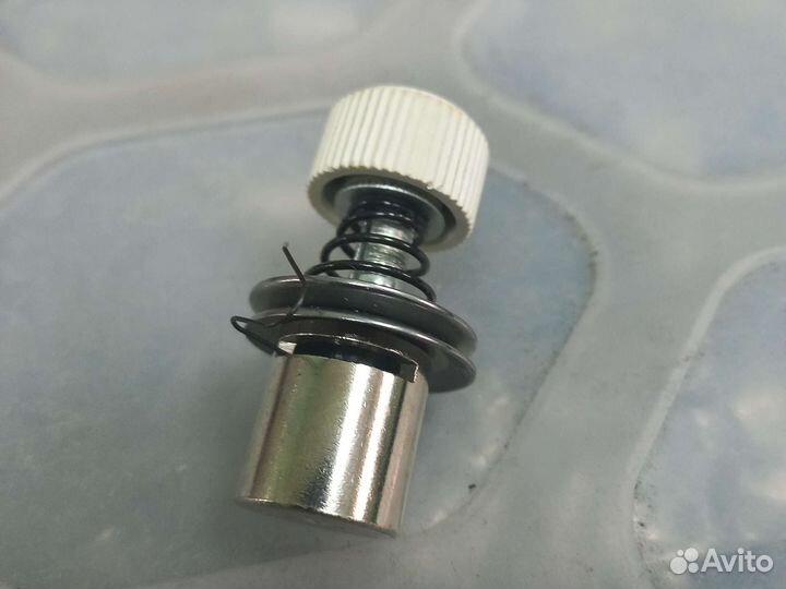 Регулятор натяжения нити (белый винт)