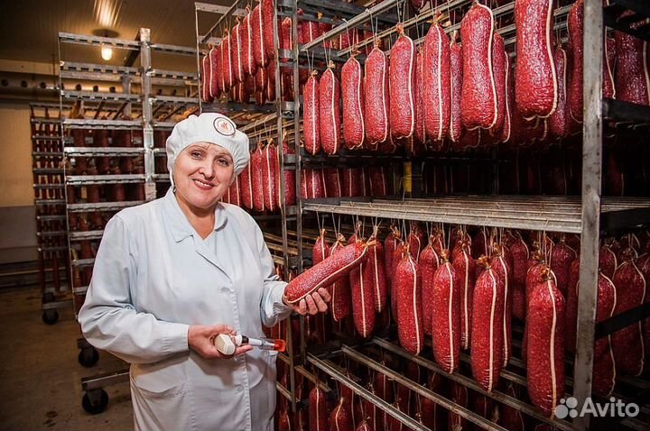 Работник на вахте, занятый укладкой продукции