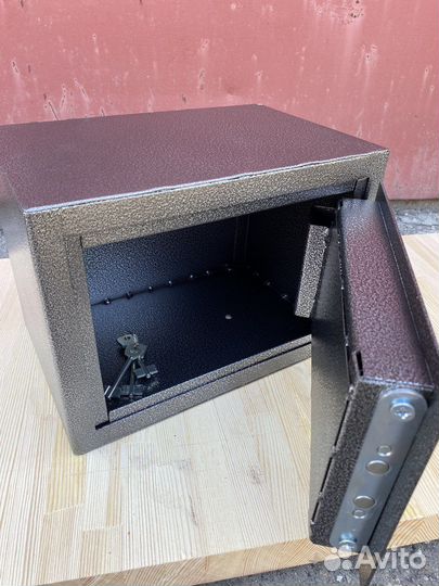 Сейф новый металлический