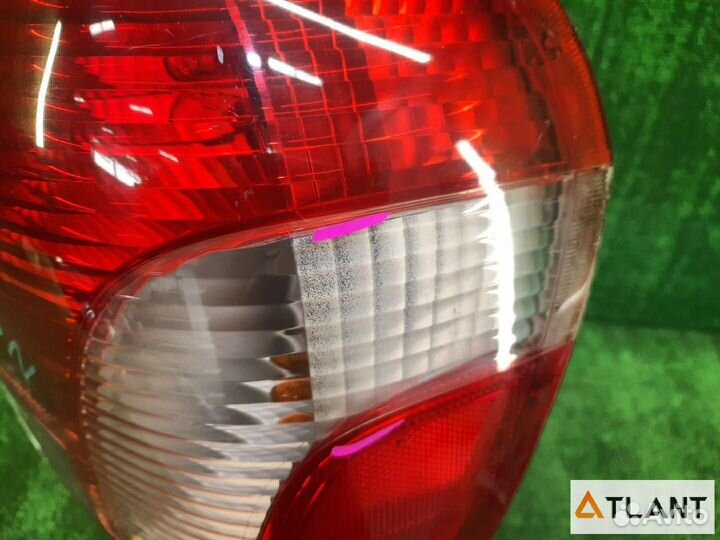 Фонарь задний правый toyota platz