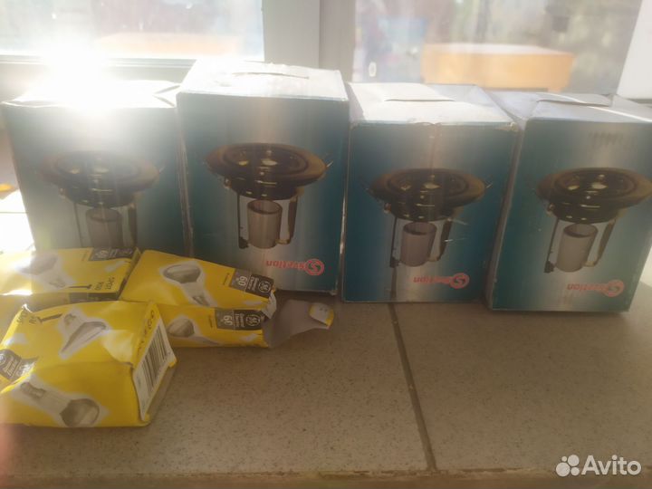 Светильники встраиваемые новые и лампочки 9штук