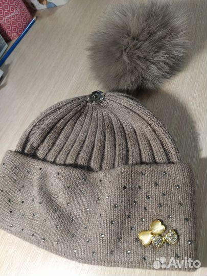 Шапка с натуральным помпоном женская