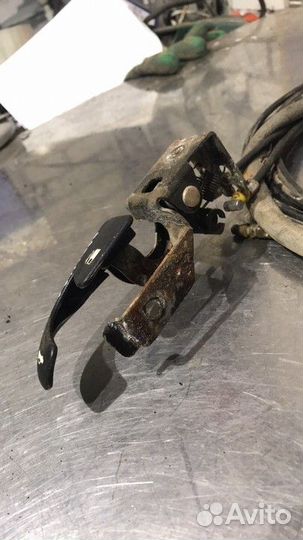 Кнопка открывания багажника и лючка бензобака