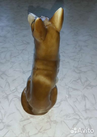 Фарфоровая статуэтка собаки 