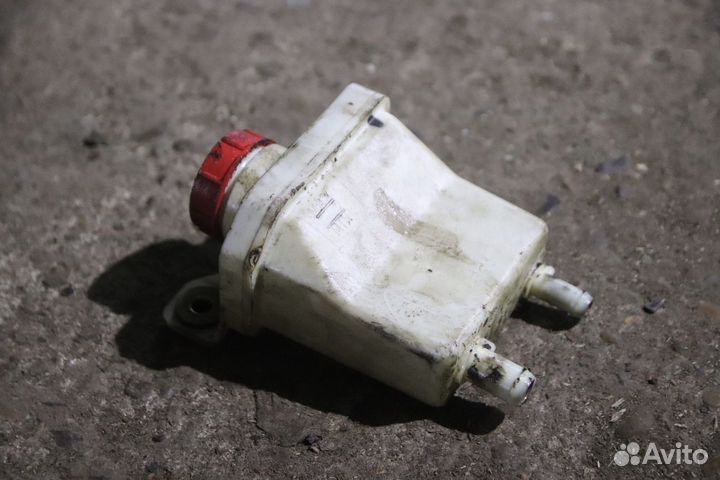 Бачок гур на Альфа Ромео 156 1