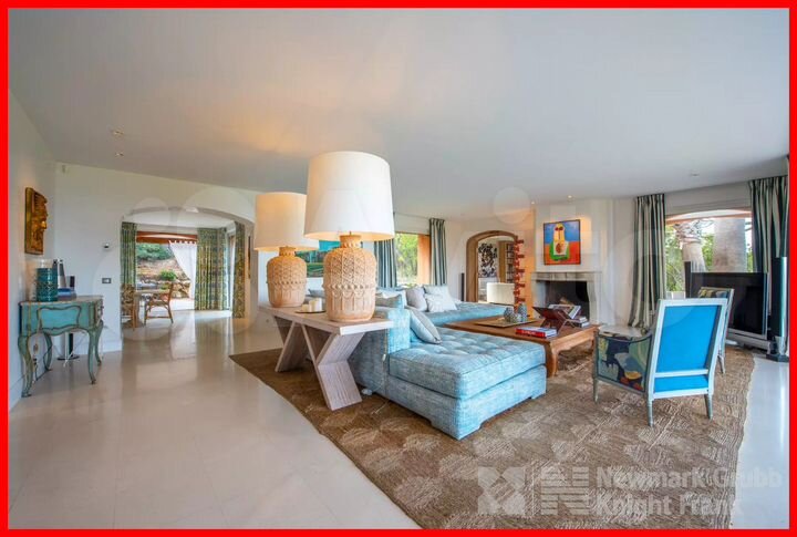 Дом 1200 м² на участке 31 сот.