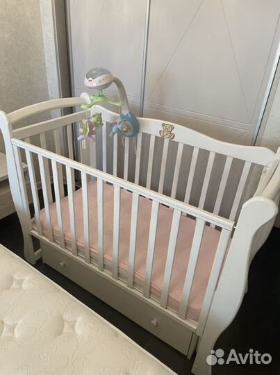 Детская кроватка с маятником и ящиком