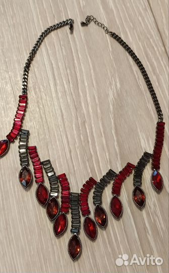 Яркое колье с фианитами гранатового цвета