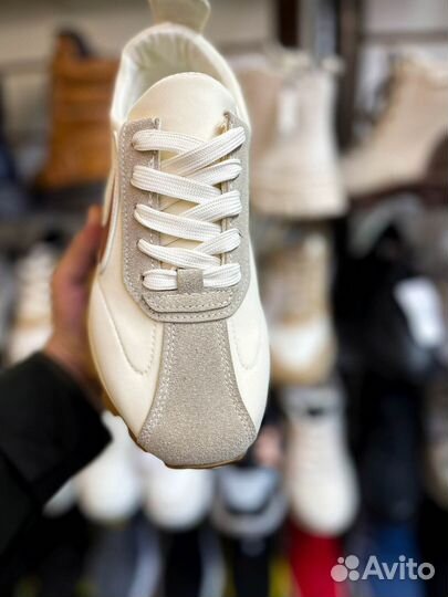 Женские кроссовки