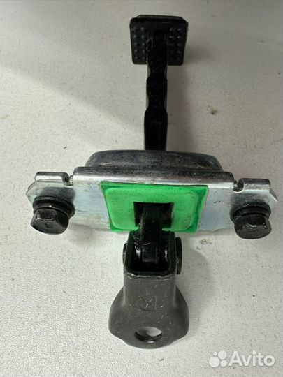 Ограничитель двери передний правый Kia Rio 3