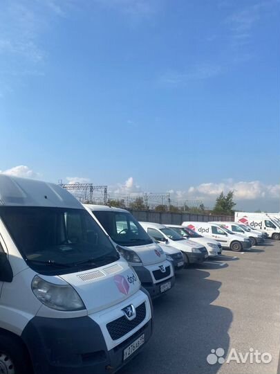 Водитель со своим автомобилем