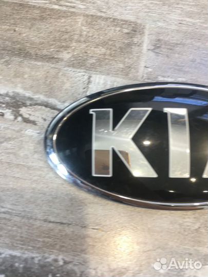 Эмблема задняя Kia Rio 4