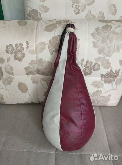 Боксерские перчатки и груша