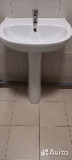 Продам раковину на тумбе со сместителем