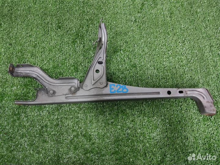Кронштейн передней панели Toyota Avensis T25 2004