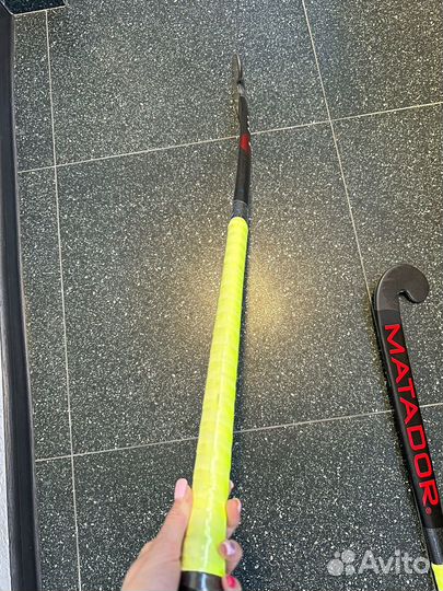 Клюшка и мяч для хоккея на траве