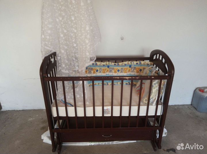 Детская кроватка с маятником и ящиком