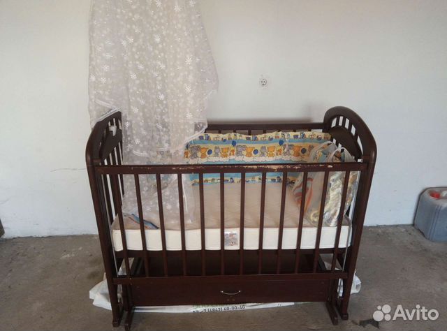 Детская кроватка с маятником и ящиком