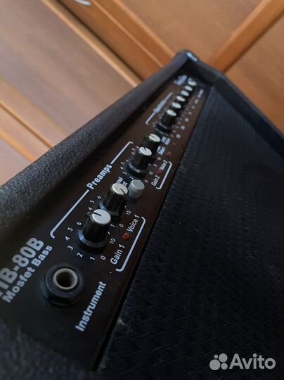 Басовый комбоусилитель