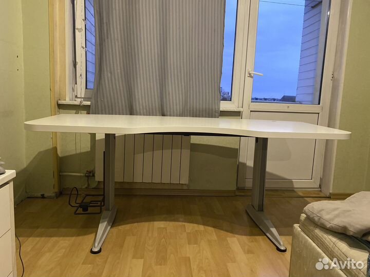 Стол компьютерный регулируемый по высоте