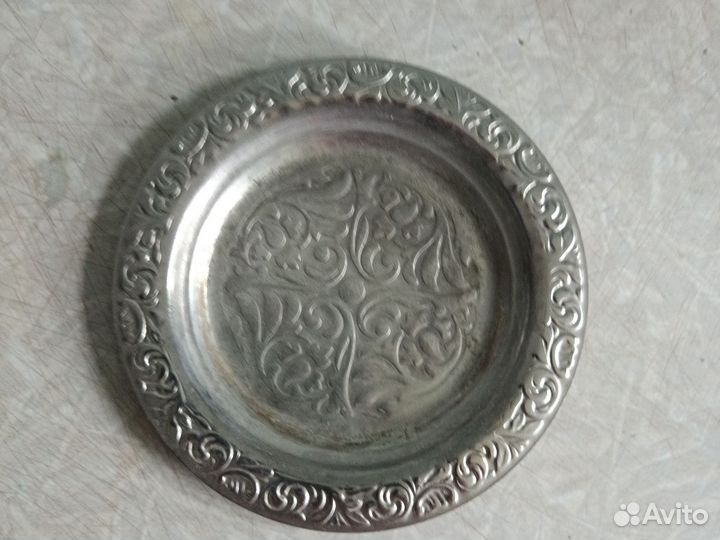 Металлическая тарелка