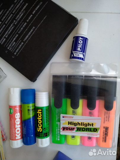 Канцтовары: папки, клеевые карандаши, маркеры