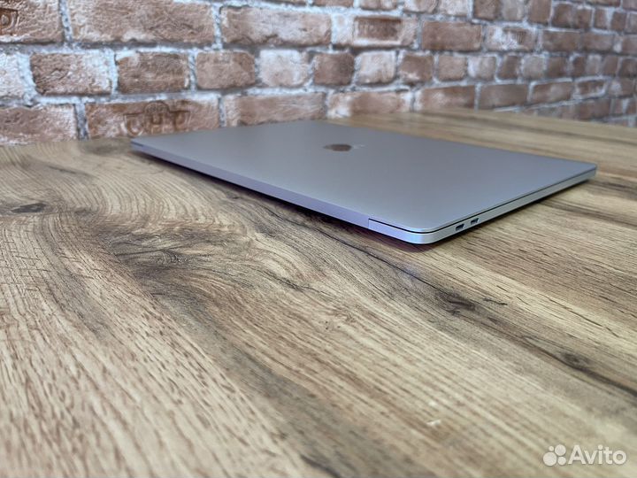 Apple MacBook Pro 15 2018 i7-2.6/16/512/560X