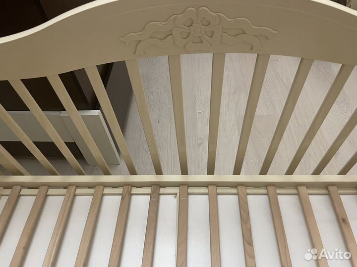 Детская кроватка с маятником