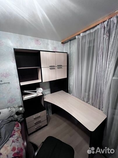 Письменный стол для школьника с полками