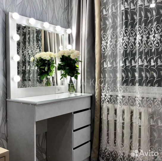 Туалетный столик и гримерное зеркало с подсветкой