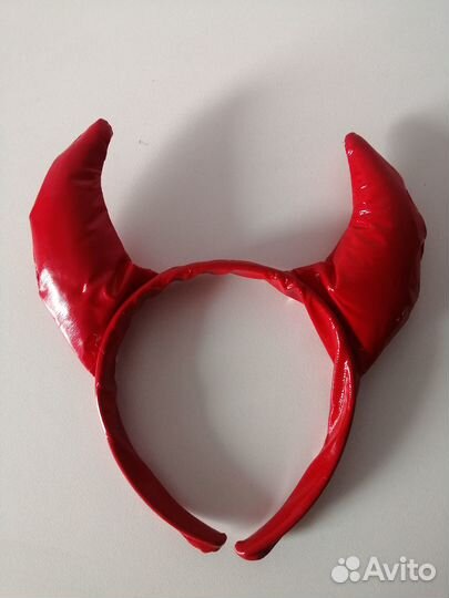 Рога на ободке красные