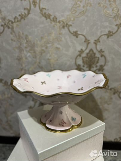 Ваза для фруктов на ножке