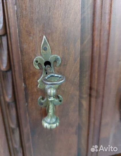 Антикварный шкаф