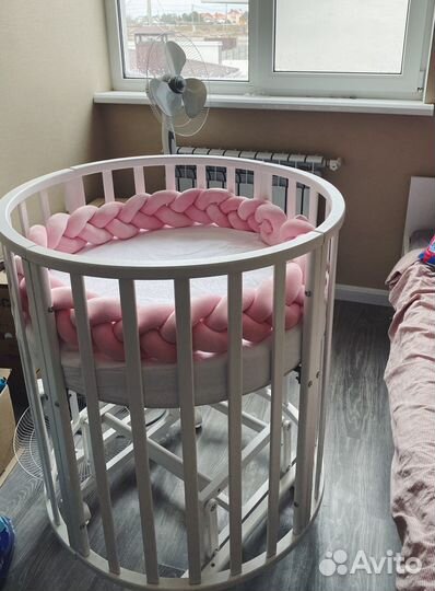 Детская круглая кроватка с маятником и мобилем