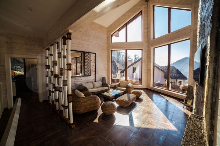 Коттедж 270 м² на участке 8 сот.