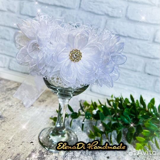 Белая резинка на пучок