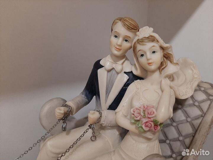 Статуэтка фарфоровая - экипаж с каретой