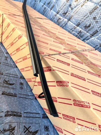 Молдинг двери передний левый Toyota Rav4 XA50