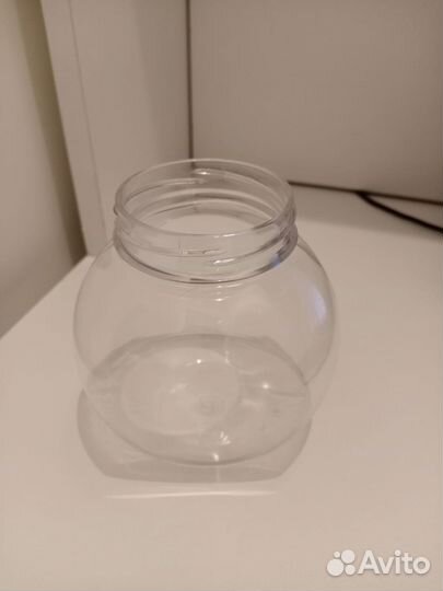 Пластиковые банки с крышкой