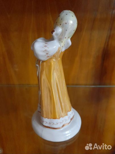 Статуэтка фарфоровая 
