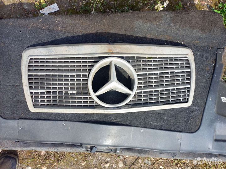 Решетка радиатора Mercedes W124