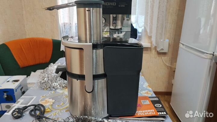 Соковыжималка центробежная Redmond RJ-M908