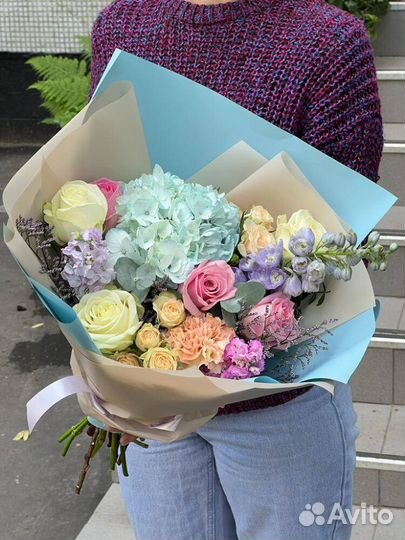 Букеты с гортензиями, ранункулюсами и розами