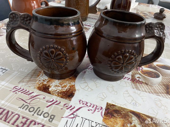 Глиняные кружки, кувшин, ваза